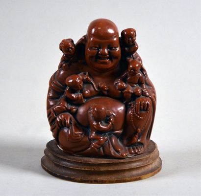 null CHINE, XXe siècle Bouddha et enfants Résine laquée rouge H. 14 cm Accident et...