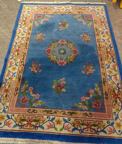 null Lot de deux tapis chinois : - l'un à décor de fleurs sur fond bleu, L. 238 cm...