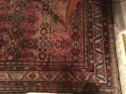 null Tapis en laine à fond rouge, décor d’entrelacs feuillagés
L. 292 cm l. 141 cm...