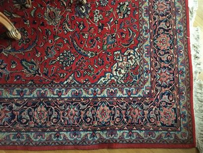 null Grand tapis persan à fond rouge H. 326 cm L. 230 cm