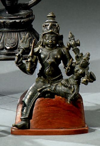 INDE - XIXE SIÈCLE Statuette en bronze représentant le dieu Shiva
H. 12 cm