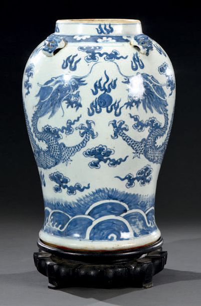 CORÉE - Fin du XIXe siècle Grand vase à quatre motifs appliqués de têtes de chiens...