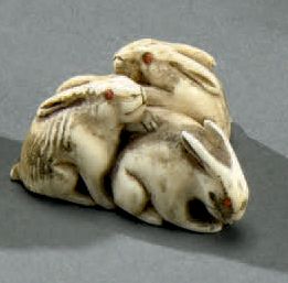 JAPON - Époque MEIJI (1868- 1912) * Petit Netsuke en ivoire représentant trois lapins...