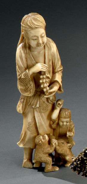 JAPON - Époque MEIJI (1868- 1912) * Okimono en ivoire représentant un montagnard...