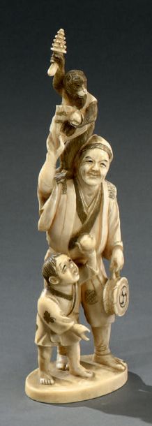 JAPON - Epoque MEIJI (1868 - 1912) * Okimono en ivoire représentant un Sarumawashi...