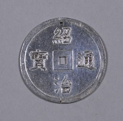 ANNAM- VIETNAM - Thieu Tri (1841- 1847) 5 tien en argent
17,2 g - D. 47 mm
Trouée...