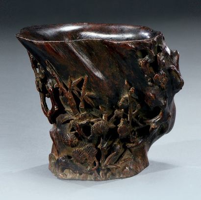 CHINE - XVIIIe siècle Coupe libatoire en bois de santal sculpté, à décor de sapins,...