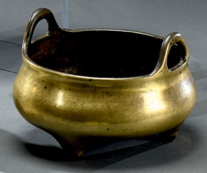 CHINE - Fin du XVIIIe siècle Petit brûle-parfums tripode en bronze à deux anses 
Marque...
