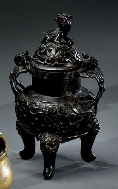 CHINE - Début du XIXe siècle Petit brûle parfum tripode en bronze à deux anses en...