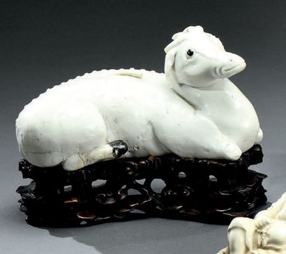 CHINE - XVIIIe siècle Bouc couché en porcelaine blanche, les poils gravés en forme...