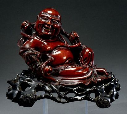 CHINE - Vers 1800 Hotei tenant un oiseau, entouré de trois Karako, sculpture en bois...