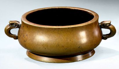 CHINE - Début du XIXe siècle Brûle- parfum en bronze patiné sur piédouche, à deux...