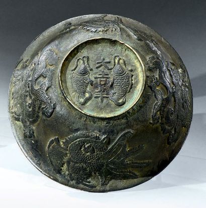 CHINE - XIXe siècle Coupe libatoire en bronze en forme de bol, à décor de deux phoenix...