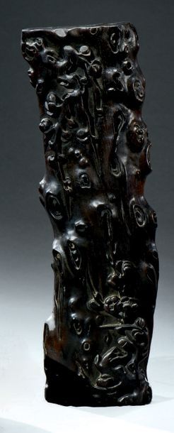 CHINE - fin du XIXe siècle Appuie- main en ébène pour les lettrés, sculpté en forme...
