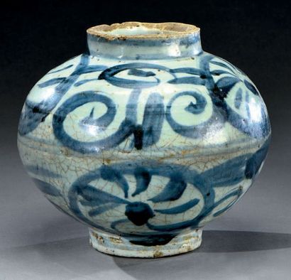 CHINE DU SUD - Époque MING (1368- 1644) Vase boule en porcelaine à décor bleu et...