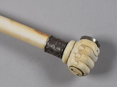 CHINE - Début du XXe siècle Pipe en ivoire sculpté, le fourneau en forme de main
L....