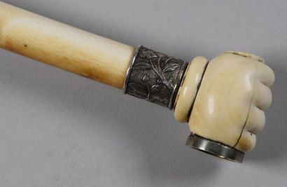 CHINE - Début du XXe siècle Pipe en ivoire sculpté, le fourneau en forme de main
L....