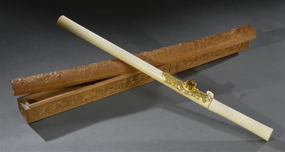 CHINE DU SUD - XIXe siècle Pipe à opium en ivoire imitant la forme du bambou, à décor...