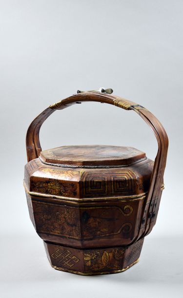 CHINE DU SUD - Vers 1900 Cantine en bois verni laqué doré, à une anse en bambou,...