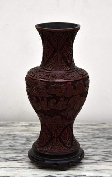 CHINE - Début du XIXe siècle Vase en laque de Pékin à décor de sages dans la forêt...