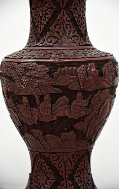 CHINE - Début du XIXe siècle Vase en laque de Pékin à décor de sages dans la forêt...