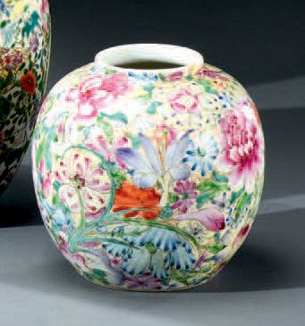 CHINE - Début du XXe siècle Petit vase boule en porcelaine polychrome à décor de...