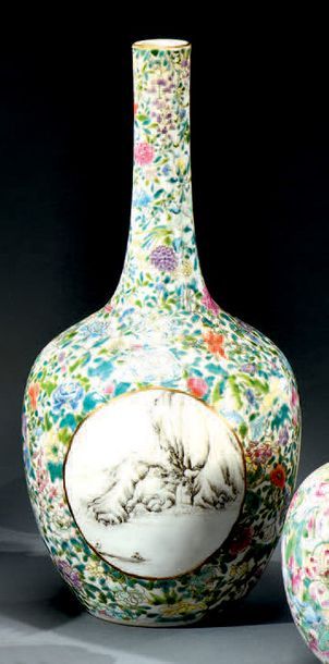 CHINE - XIXe siècle Vase en porcelaine polychrome à décor en grisaille de paysages...