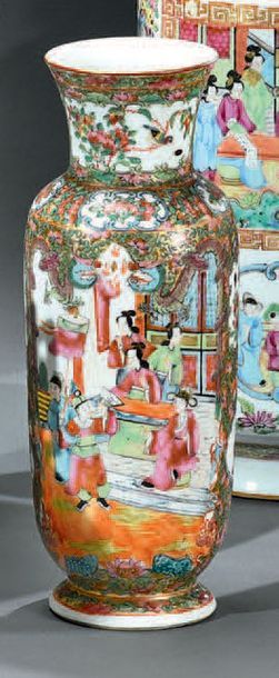 CHINE, Canton - XIXe siècle Petit vase balustre à décor polychrome alterné dans des...