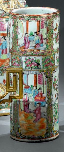 CHINE, Canton - XIXe siècle Vase rouleau en porcelaine polychrome, à décor dans des...