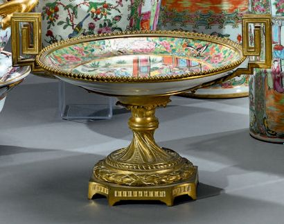 CHINE, Canton - XIXe siècle Plat en porcelaine polychrome à décor de scène de palais,...