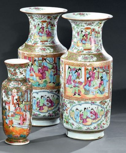 CHINE, Canton - Fin du XIXe siècle Paire de vases à décor en porcelaine polychrome...