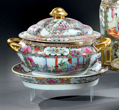 CHINE, Canton - Vers 1900 Grande soupière et son plat présentoir en porcelaine polychrome...