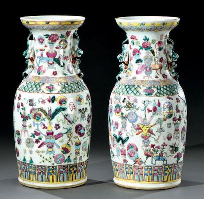 CHINE, Canton - Fin du XIXe siècle Paire de vases balustre en porcelaine polychrome...