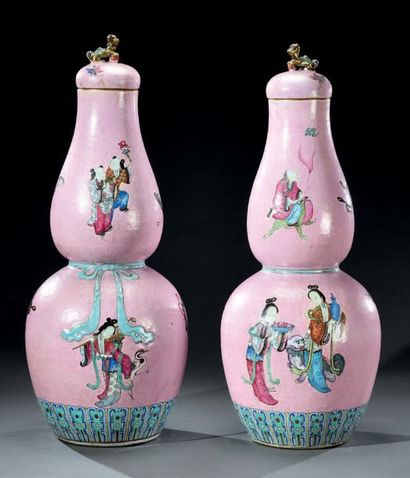 CHINE, Canton - Fin du XIXe siècle Paire de vases couverts double gourde dans le...