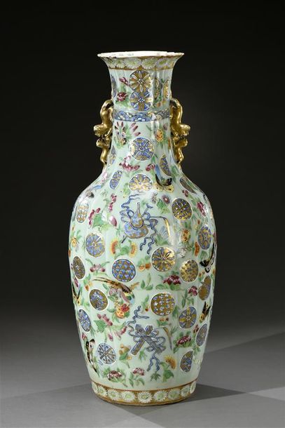 CHINE, Canton - XIXe siècle Grand vase en porcelaine à décor polychrome et or de...