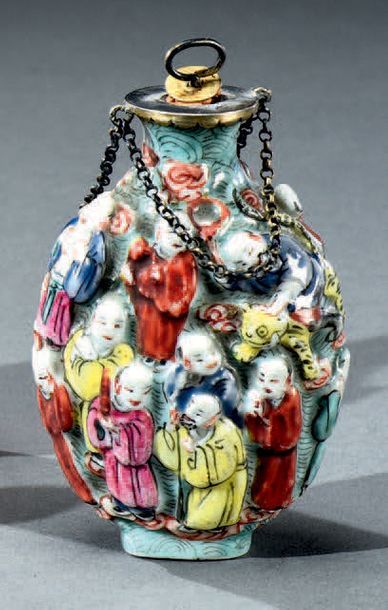 CHINE - Vers 1900 Petite tabatière en porcelaine polychrome, à décor recouvert sur...