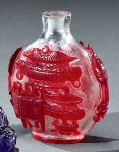 CHINE - Début du XXe siècle Lot de deux tabatières en verre de Pékin, l'une rouge...