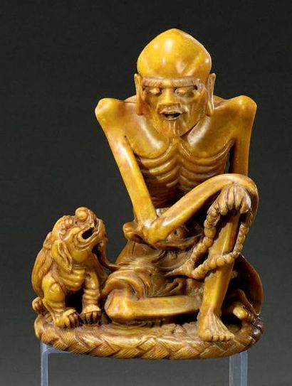 CHINE - Début du XIXe siècle Sculpture en stéatite jaune à sujet d'un immortel assis,...