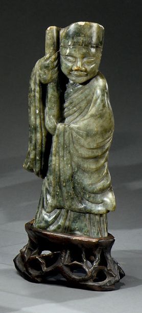 CHINE - fin du XIXe siècle Sculpture en stéatite verte représentant un moine bouddhique,...