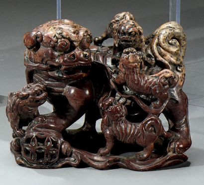 CHINE - fin du XIXe siècle Sculpture en stéatite rouge représentant un chien de Fo...