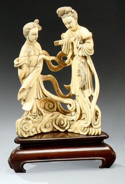 CHINE - Début du XXe siècle Okimono semi- circulaire en ivoire à sujet de deux déesses...