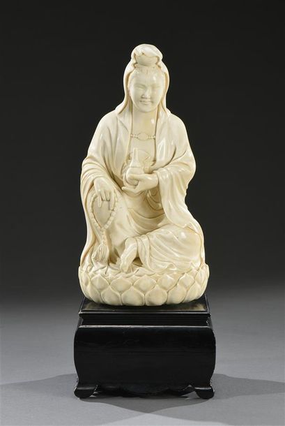 CHINE - fin du XIXe siècle Statuette en ivoire représentant une Guanyin assise sur...