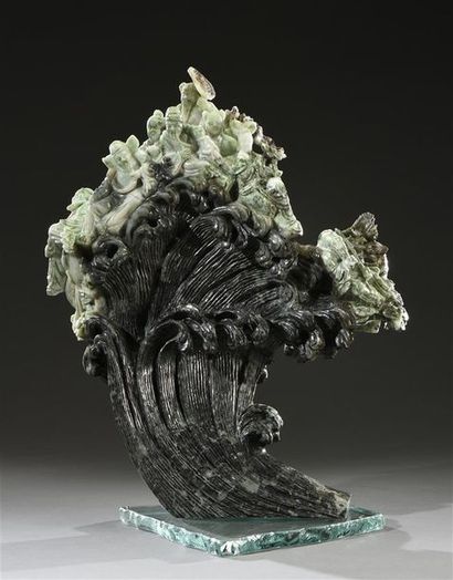 CHINE - XXe siècle Groupe en jadéite sculptée de couleur verte, noire et blanche,...
