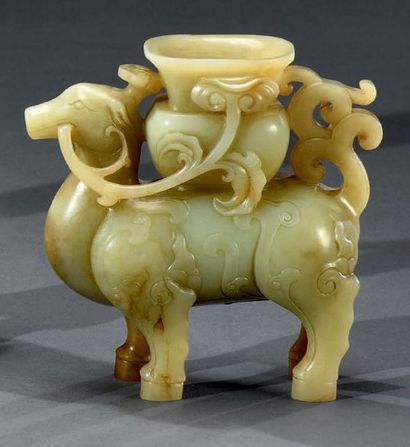 CHINE - Vers 1900 Sculpture en jade jaune représentant un animal archaïque portant...