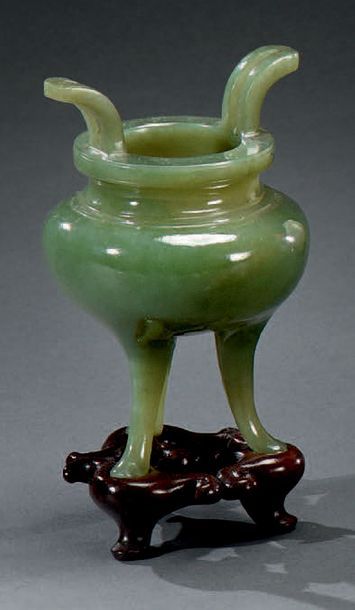 CHINE - Vers 1900 Petit brûle- parfum tripode à deux anses en jadéite
H. 10,5 cm
Accident...