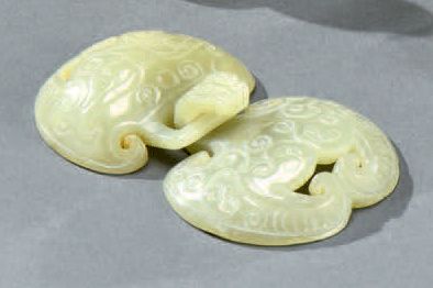 CHINE - XXe siècle Boucles de ceinture en jade céladonné jaunâtre, à motifs archaïques...
