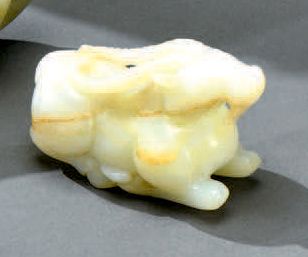 CHINE - Début du XXe siècle Bouc en jade blanc à légères tâches de rouille
L. 7 ...