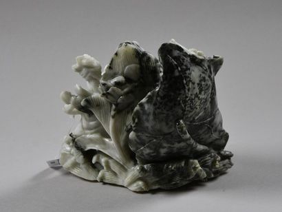 CHINE - XXe siècle Groupe en jadéite sculptée représentant une Guanyin chevauchant...
