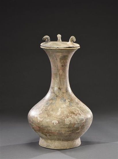 CHINE - XIXe siècle Vase balustre en terre cuite à décor géométrique de rinceaux...