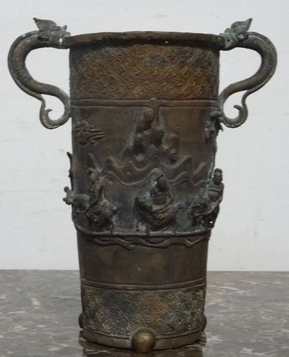 CHINE - XIXe siècle Coupe en fonte de bronze, deux anses en forme de dragons, le...